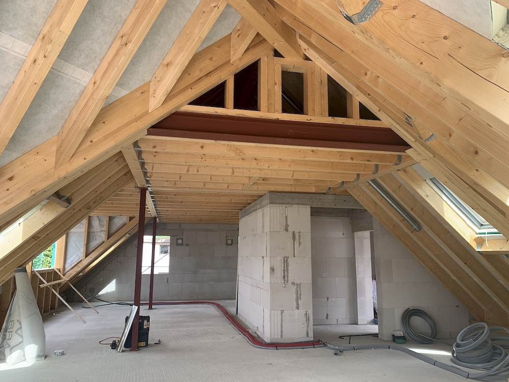 Dachgeschossausbau in Massiv- und Holzbauweise – Planung und Umsetzung durch mein Architekturbüro. Fokus auf effiziente Raumnutzung, moderne Haustechnik und energetische Optimierung nach KfW-Effizienzhaus 40+ Standard.