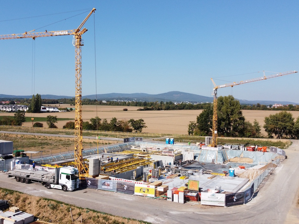Baustelle von vier Mehrfamilienhäusern mit insgesamt 45 Wohneinheiten und gemeinsamer Tiefgarage – ein Wohnbauprojekt mit Fokus auf moderne Architektur und nachhaltige Planung.